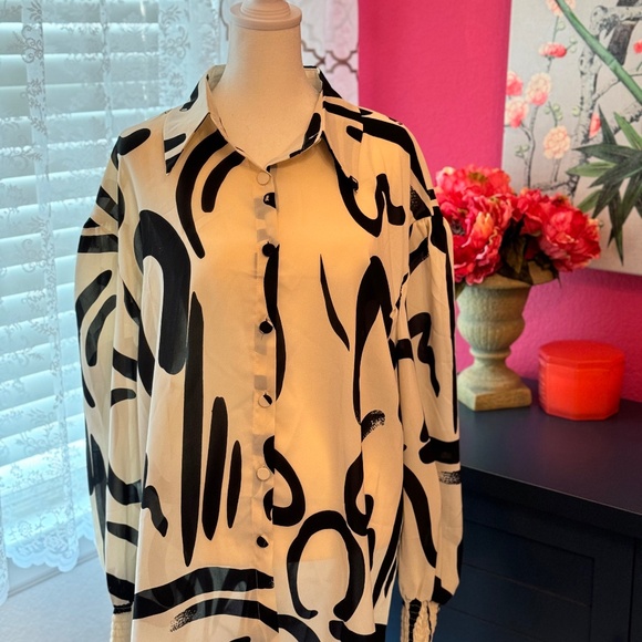 cream blouse with black design - Picture 1 of 2